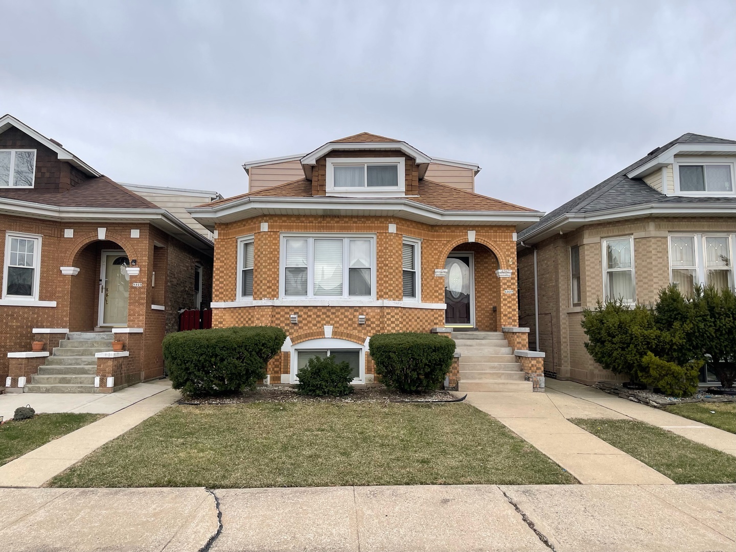 Property Photo: 5327 W Wolfram Street 1 IL 60641