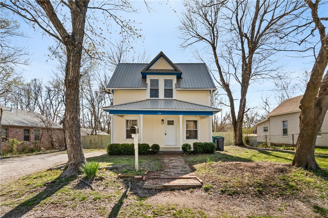 Property Photo:  516 E Spring Street  AR 72756 