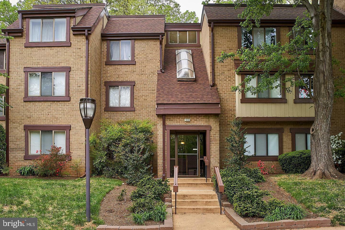 Property Photo: 1650 Parkcrest Circle 300 VA 20190