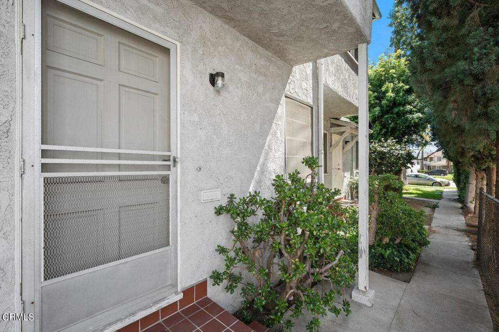 Property Photo: 815 W Glenoaks Boulevard CA 91202