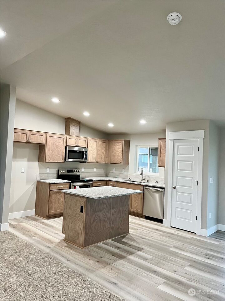 Property Photo: 913 Q Street SW WA 98848
