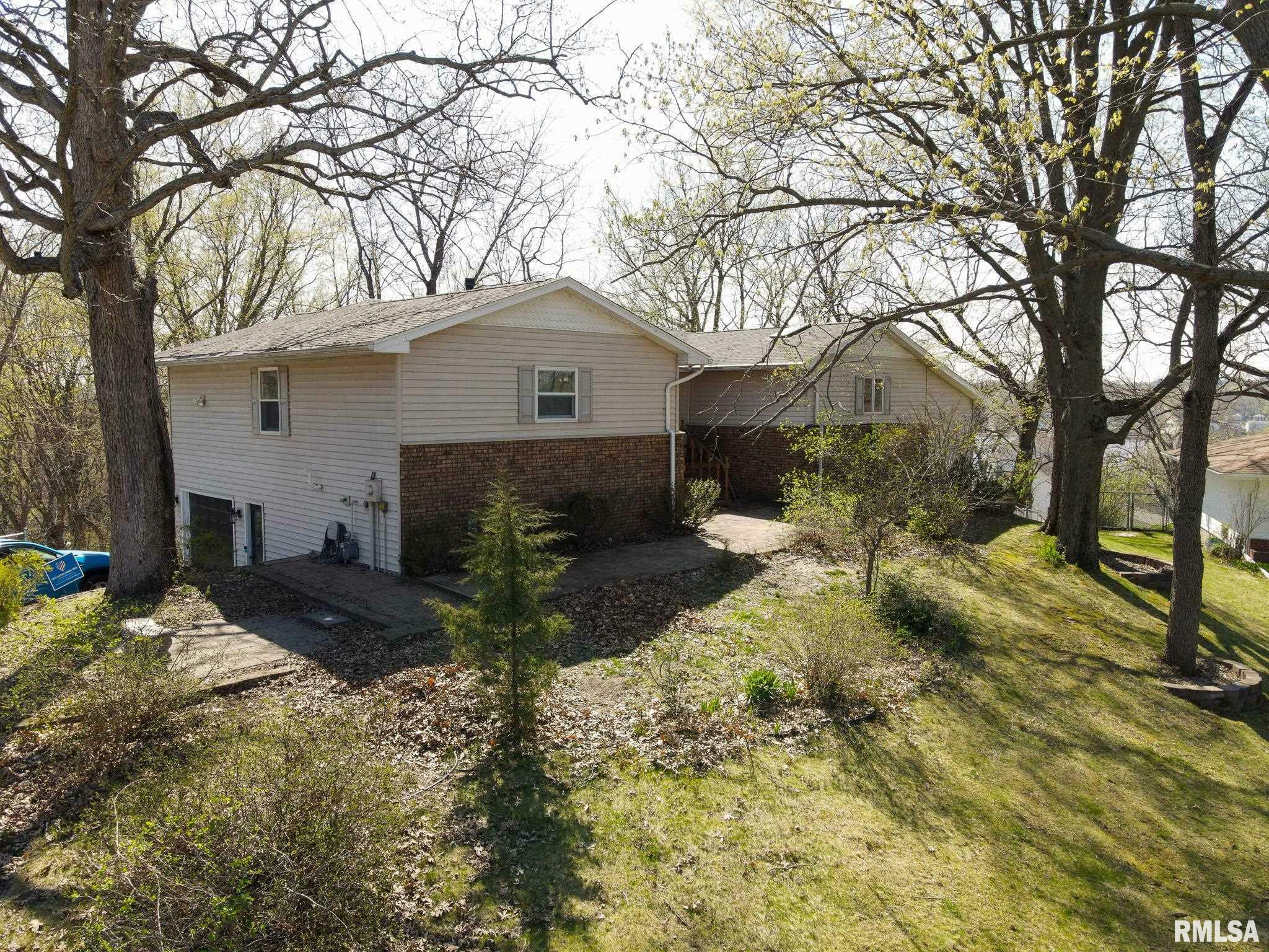 Property Photo:  301 Bluff Street  IL 61275 