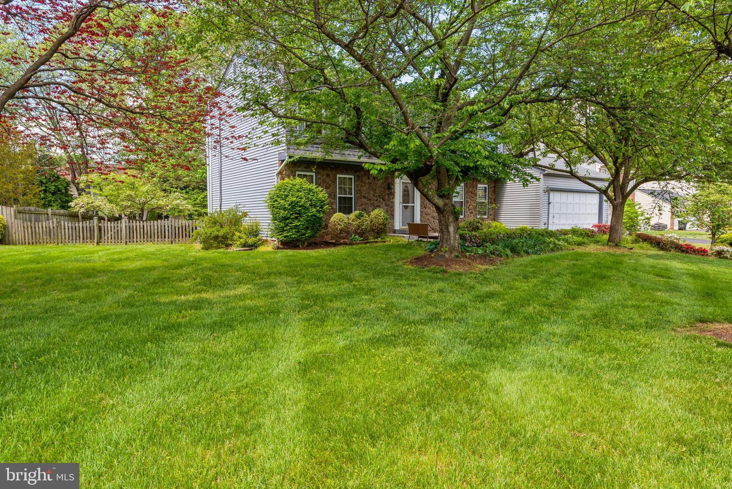 Property Photo:  5208 Knoughton Way  VA 20120 