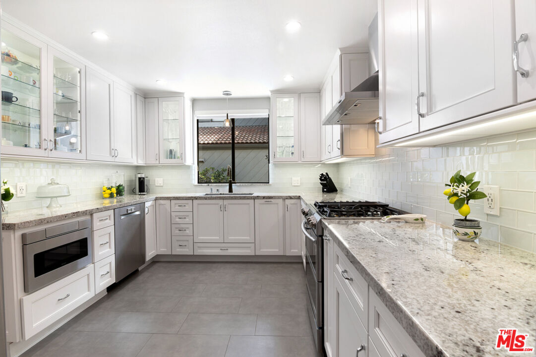 Property Photo:  1925  S Beverly Glen Blvd 28  CA 90025 