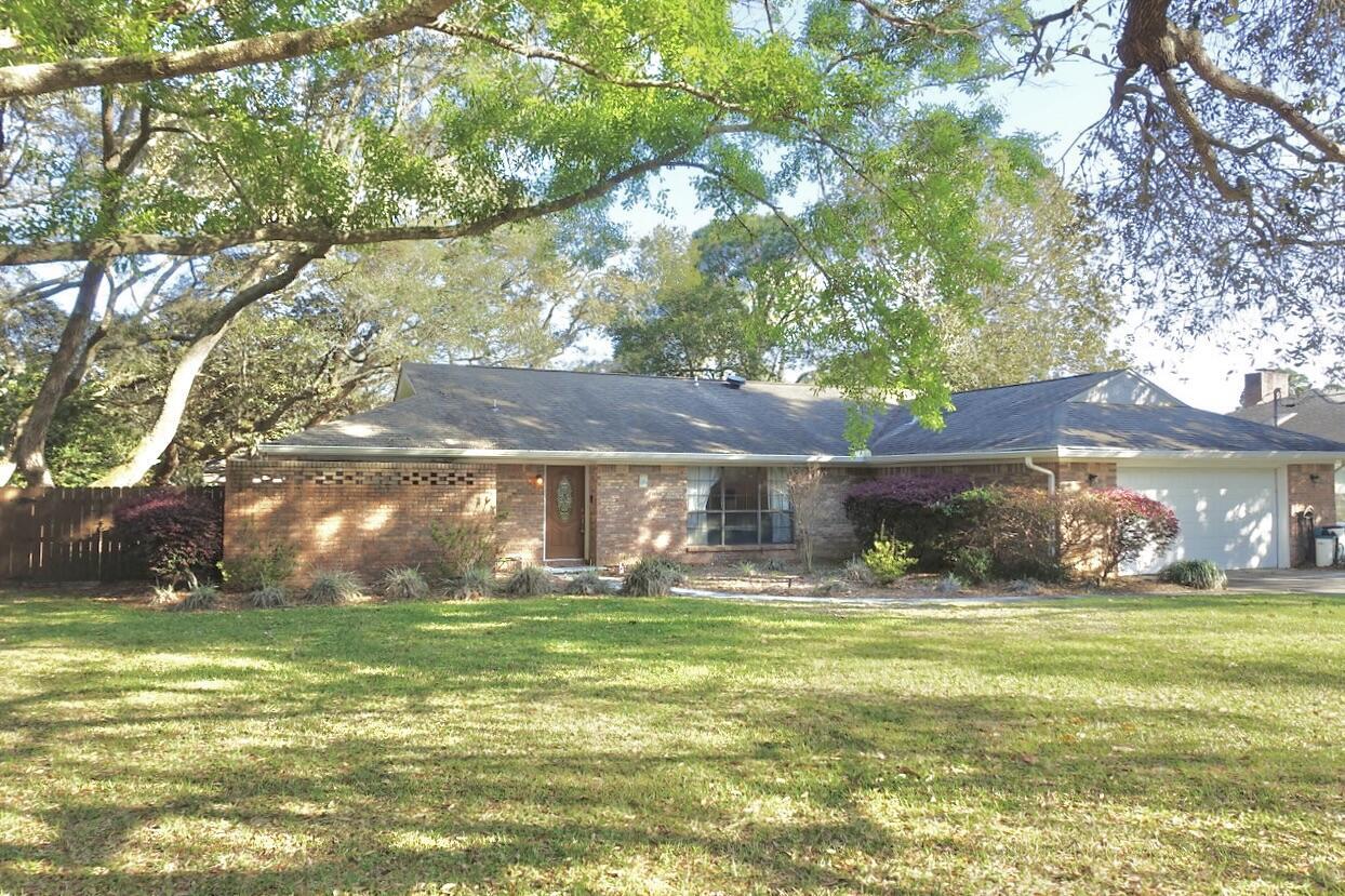 Property Photo:  43 Country Club Road  FL 32579 
