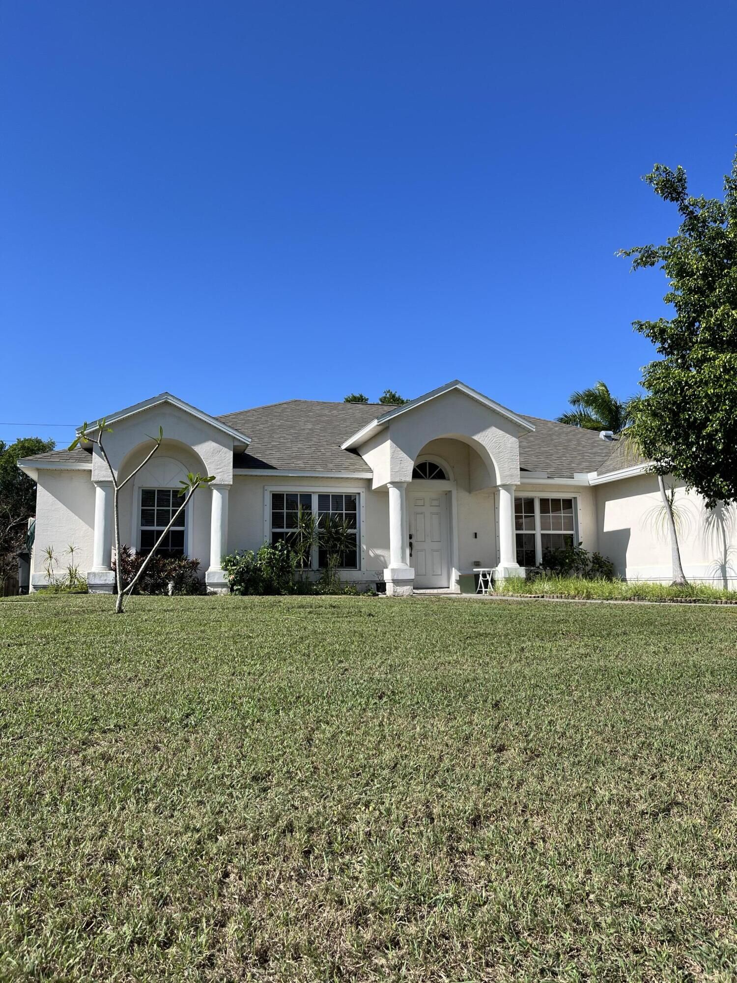 Property Photo: 1002 SW Eureka Avenue FL 34953