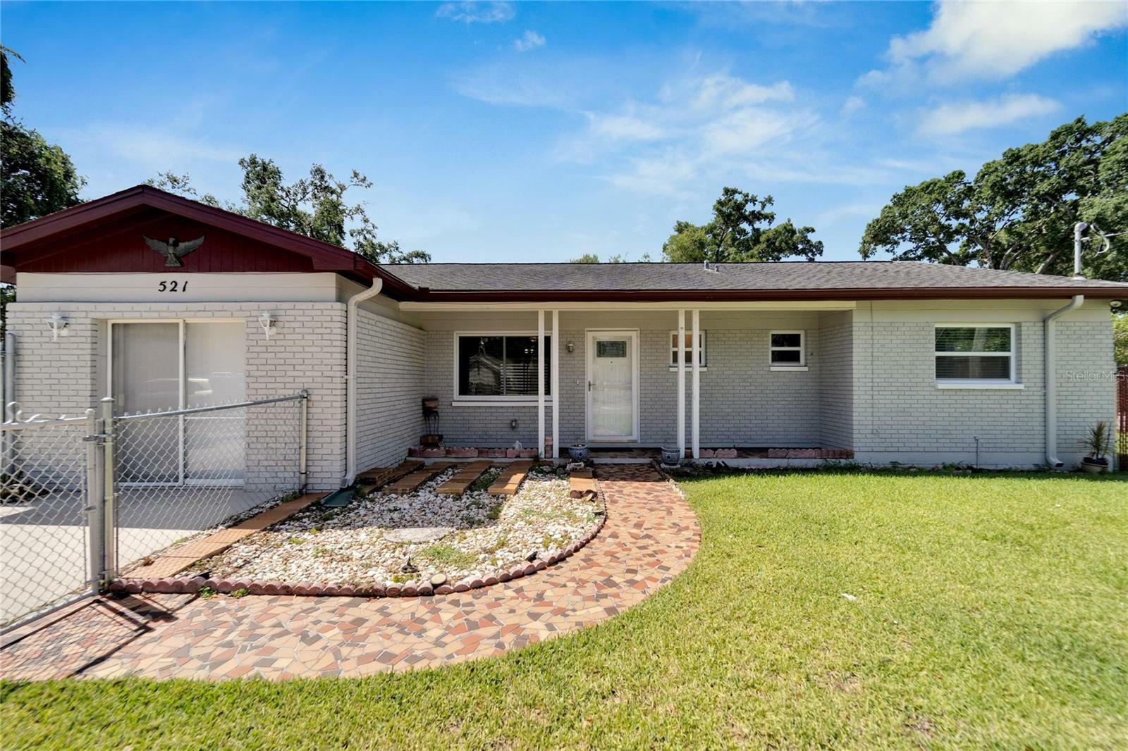 Property Photo:  521 E Lumsden Road  FL 33511 