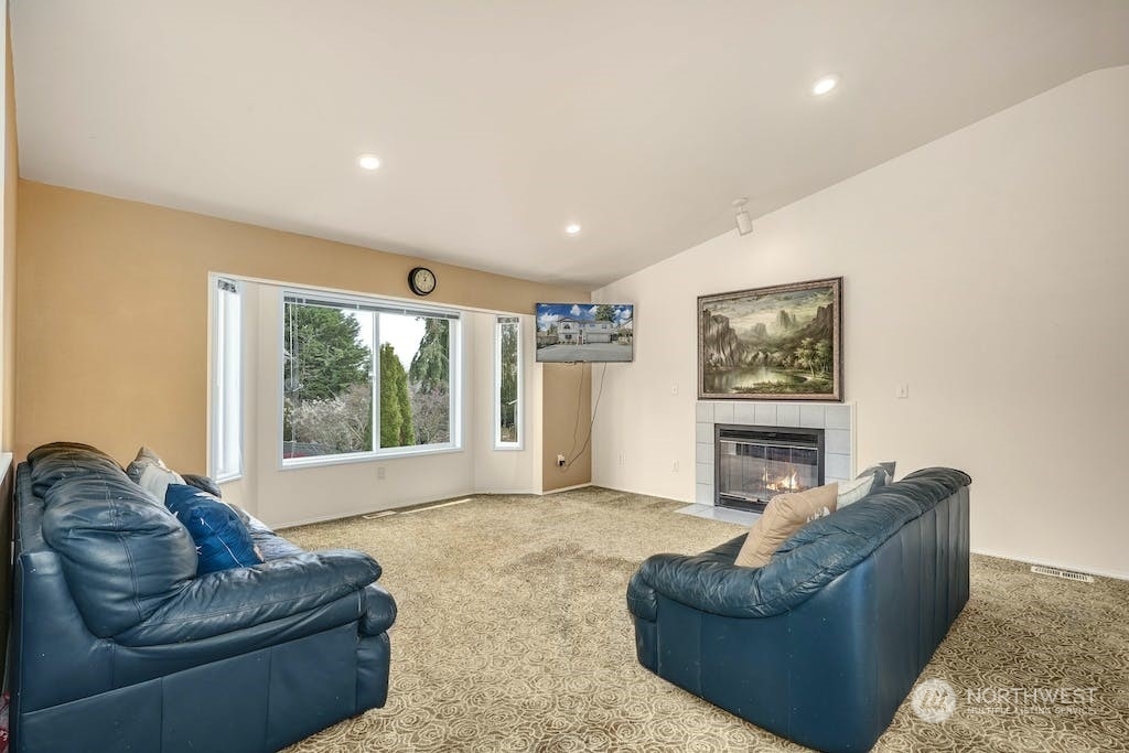 Property Photo:  2323 N 190th Street  WA 98133 