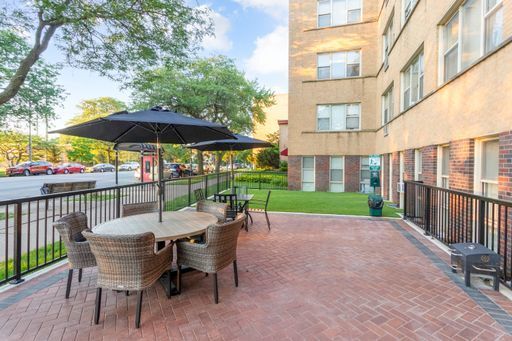 Property Photo: 1301 W Estes Avenue 1E IL 60626