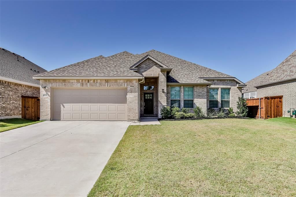Property Photo: 2033 Eagle Boulevard TX 76052