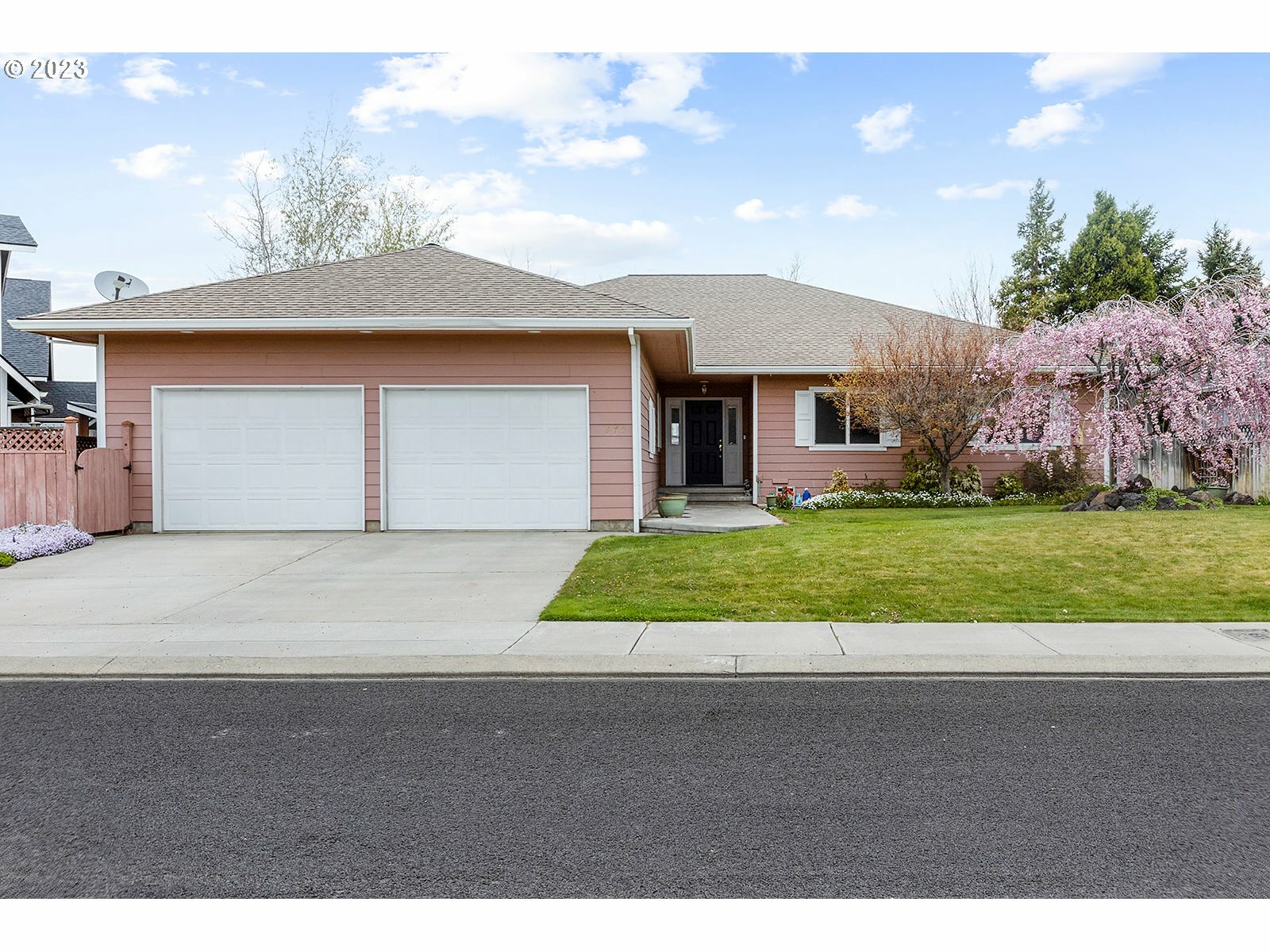470 E Knoll Dr  The Dalles OR 97058 photo