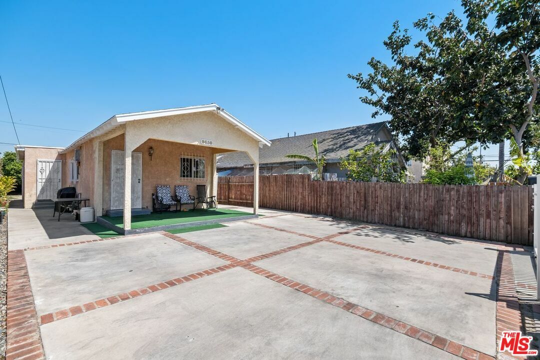 Property Photo:  8630   Holmes Ave  CA 90002 