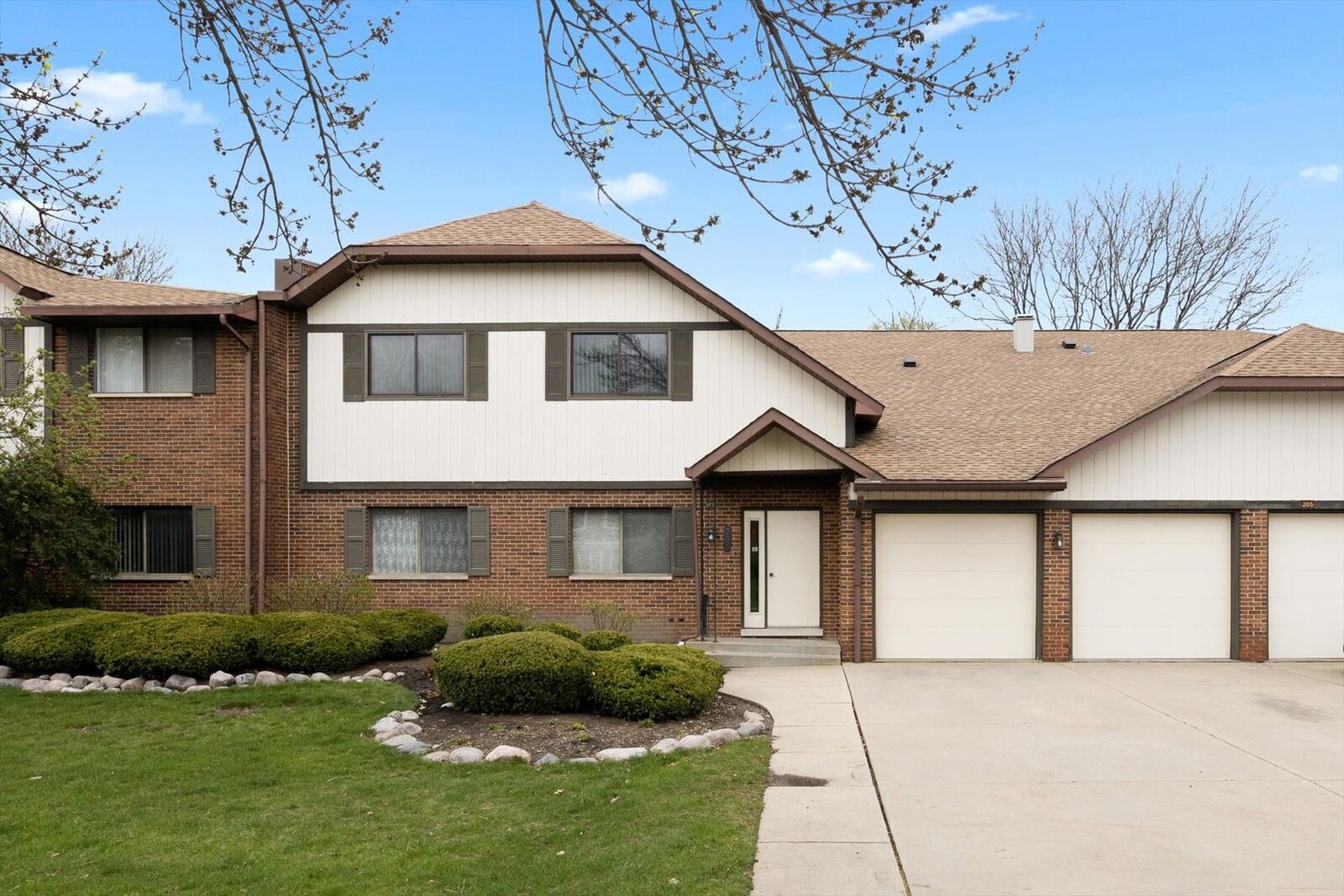 Property Photo:  205 Walters Lane 2B  IL 60143 