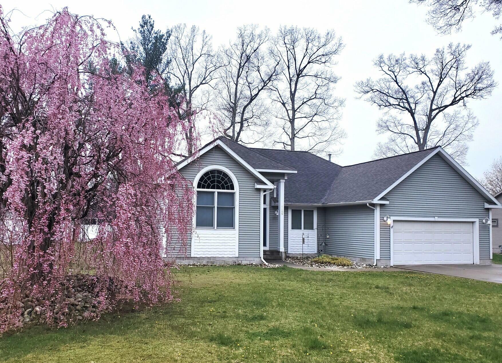 Property Photo:  1109 N Robinhood Drive  MI 49445 