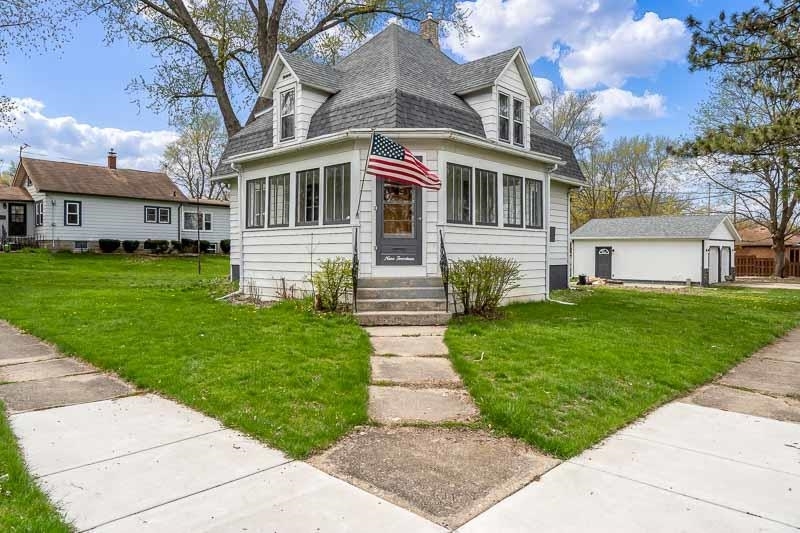 Property Photo:  914 Roscoe Avenue  IL 61080 