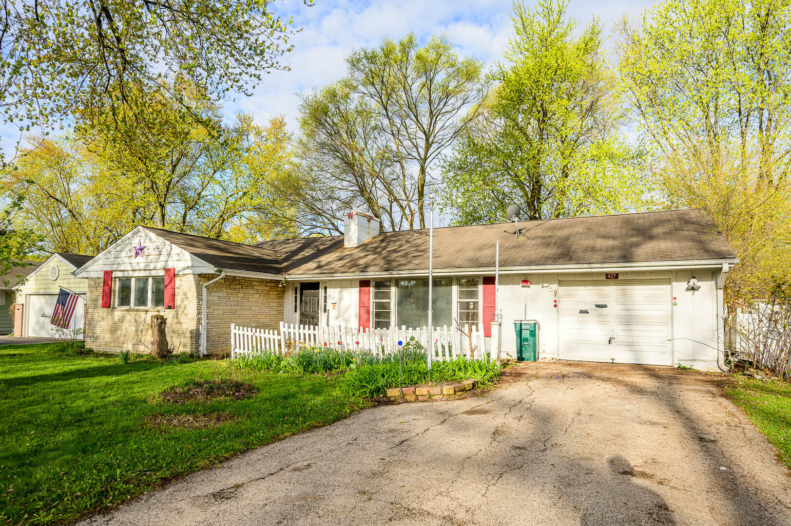 Property Photo: 427 S 9th Street IL 60174