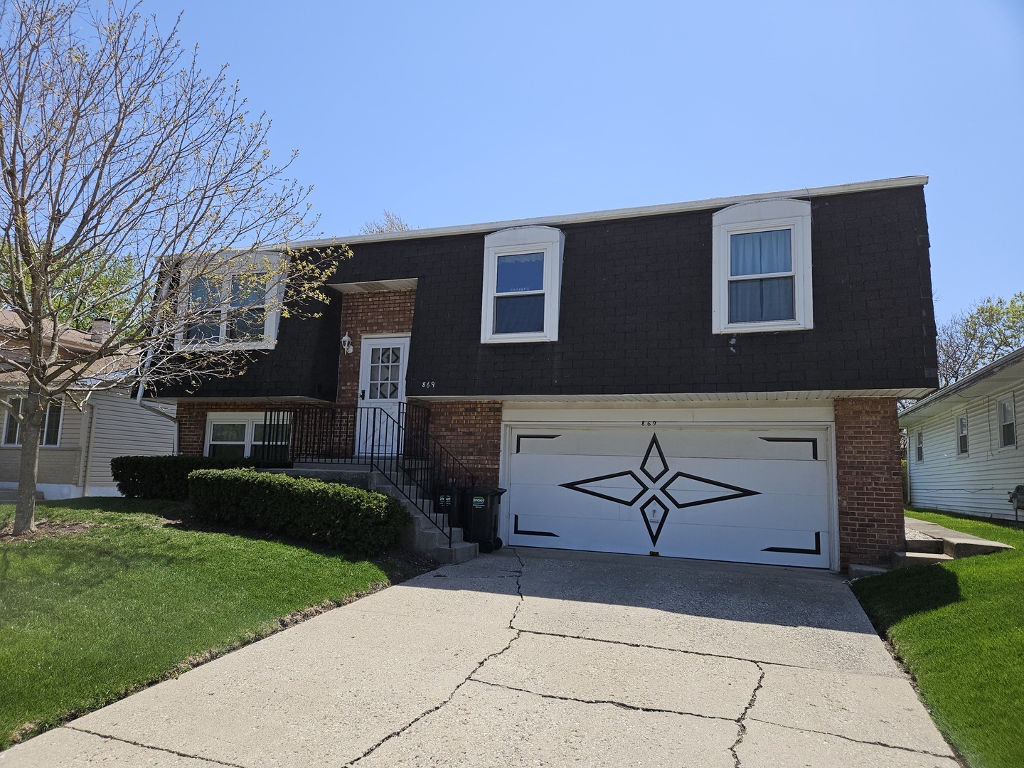 Property Photo: 869 W Maple Avenue IL 60060