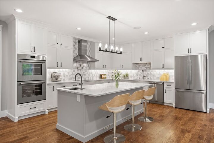 Property Photo:  5 Dutton Ln  MA 01730 