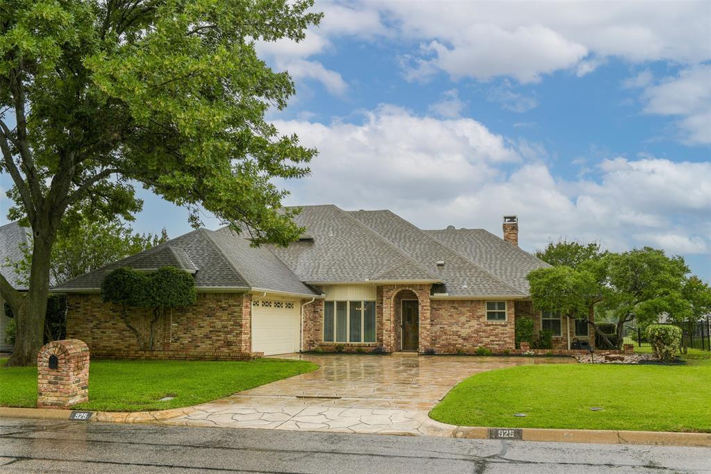 Property Photo: 925 Kingston Drive TX 76063