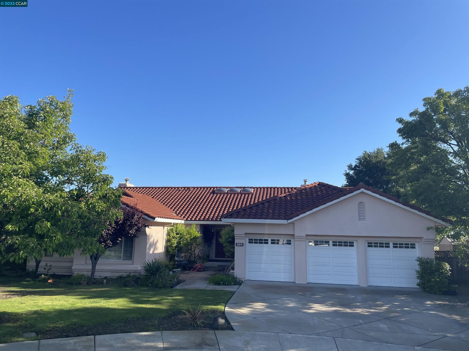 Property Photo: 109 Shireoaks Ct CA 94582