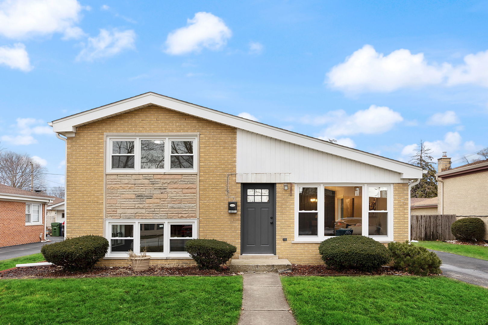 10233 S Kilbourn Avenue  Oak Lawn IL 60453 photo