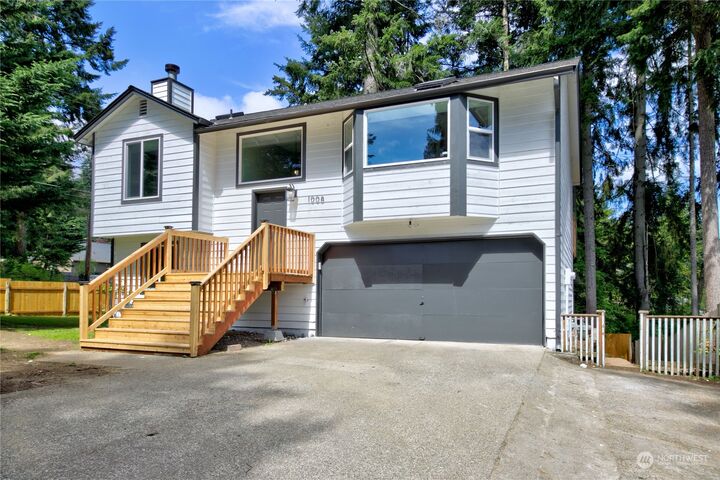 Property Photo: 1008 NE Lombard Court WA 98311