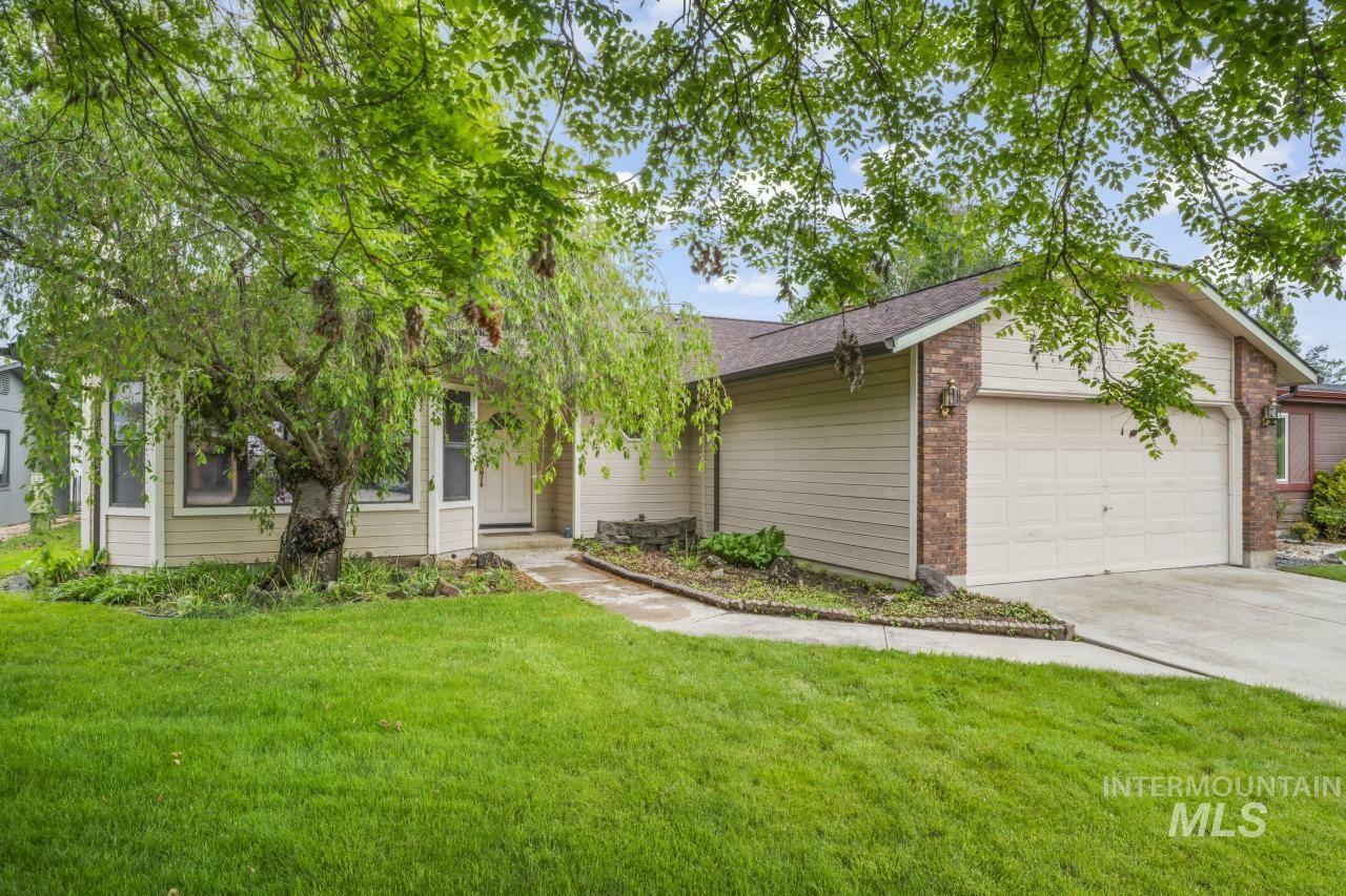 Property Photo:  5474 N Willowlawn Way  ID 83714-1669 