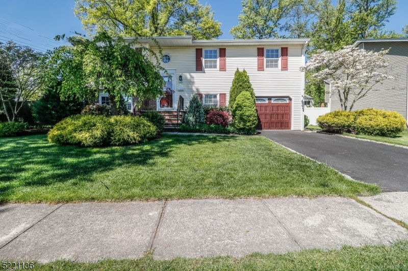 Property Photo:  21 Sharon Ct  NJ 07067 