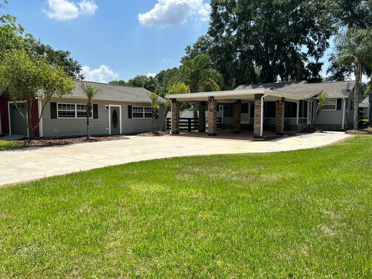 Property Photo:  512 Oak Terrace  FL 34785 