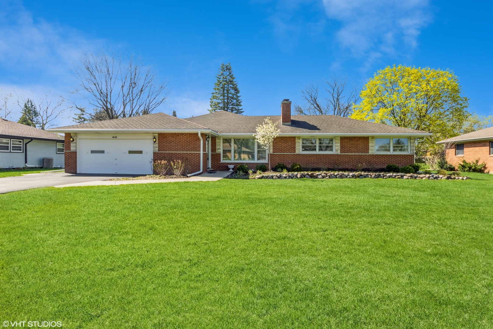 Property Photo: 415 W Olive Avenue IL 60070