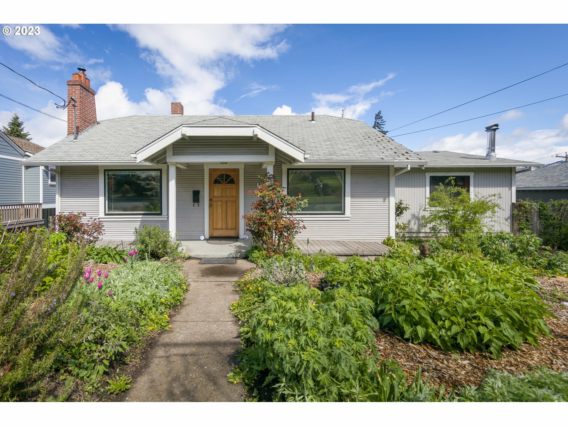 Property Photo:  1312 Cascade Ave  OR 97031 