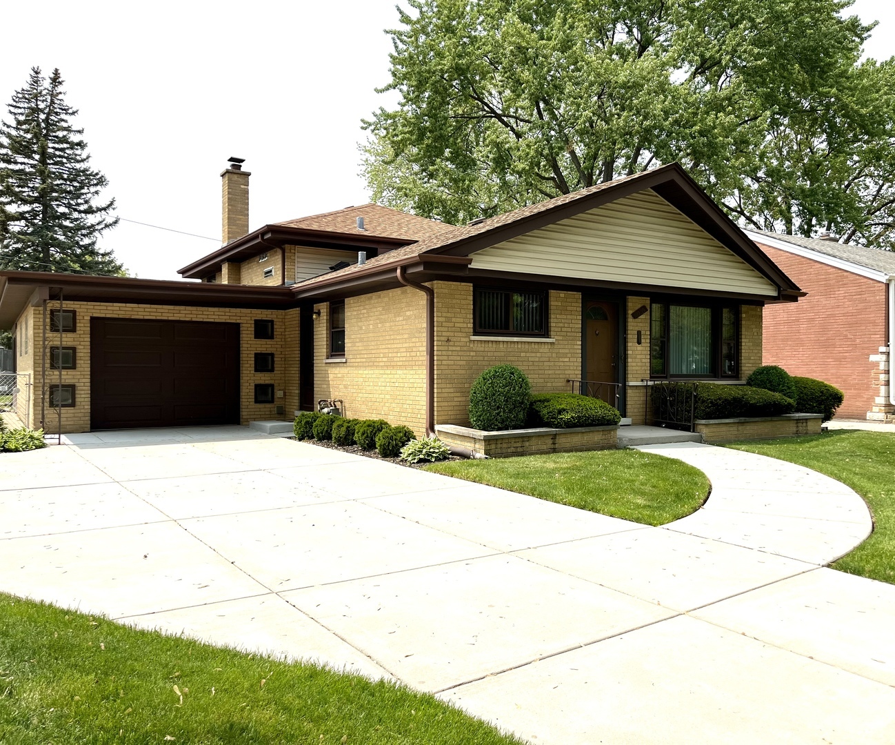 Property Photo:  1010 Robinhood Lane  IL 60526 