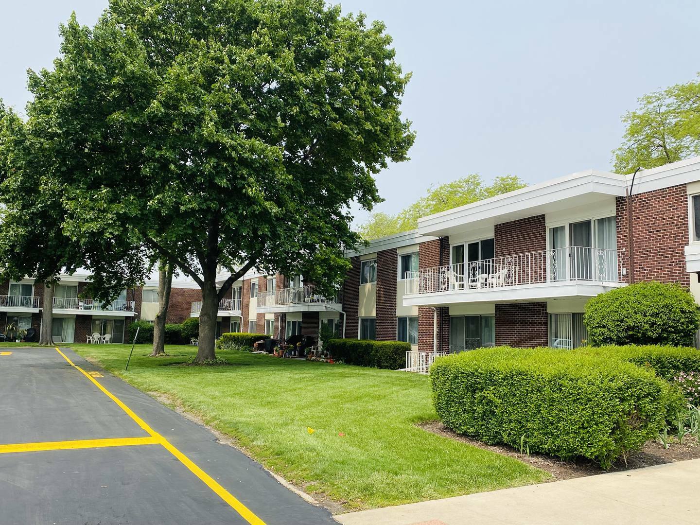 Property Photo: 100 Deborah Lane B5 IL 60090