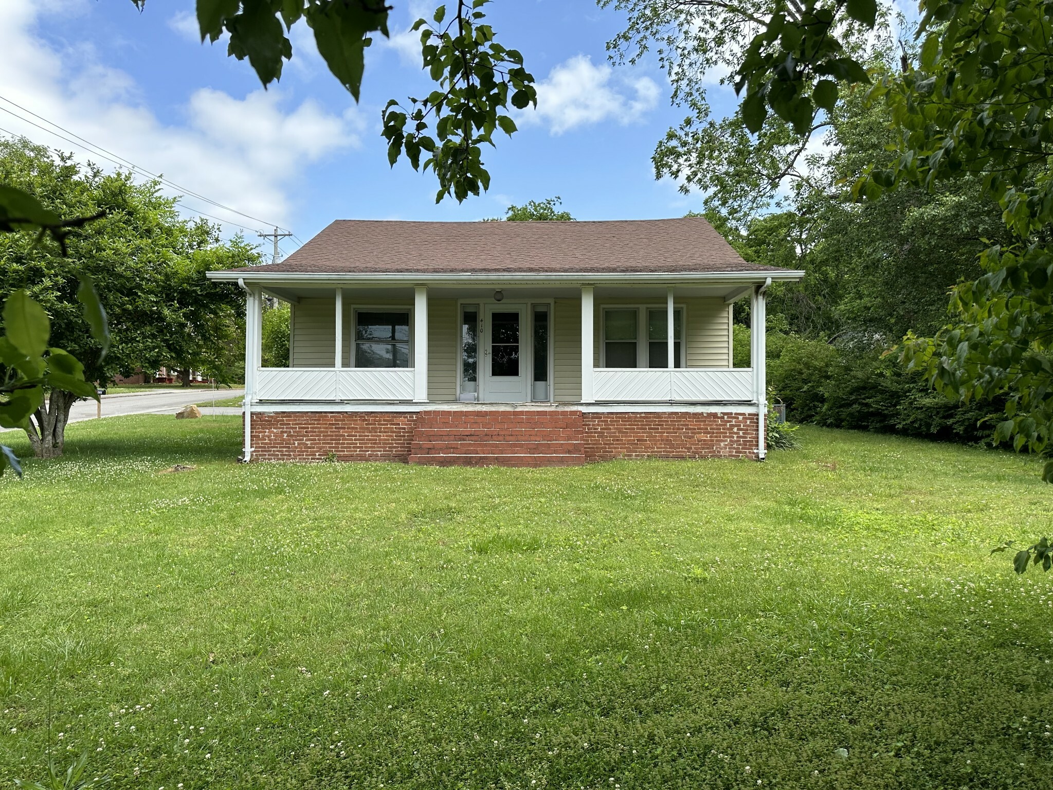 Property Photo:  410 Locust St  TN 37110 