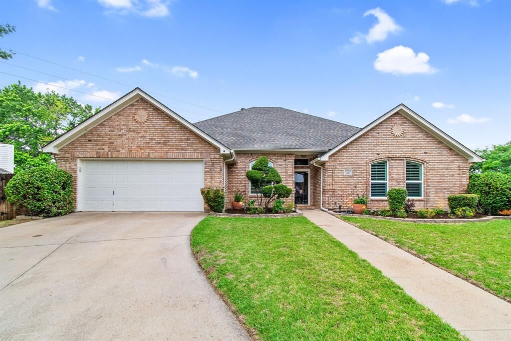 Property Photo:  2701 Cedar Springs Court  TX 76021 