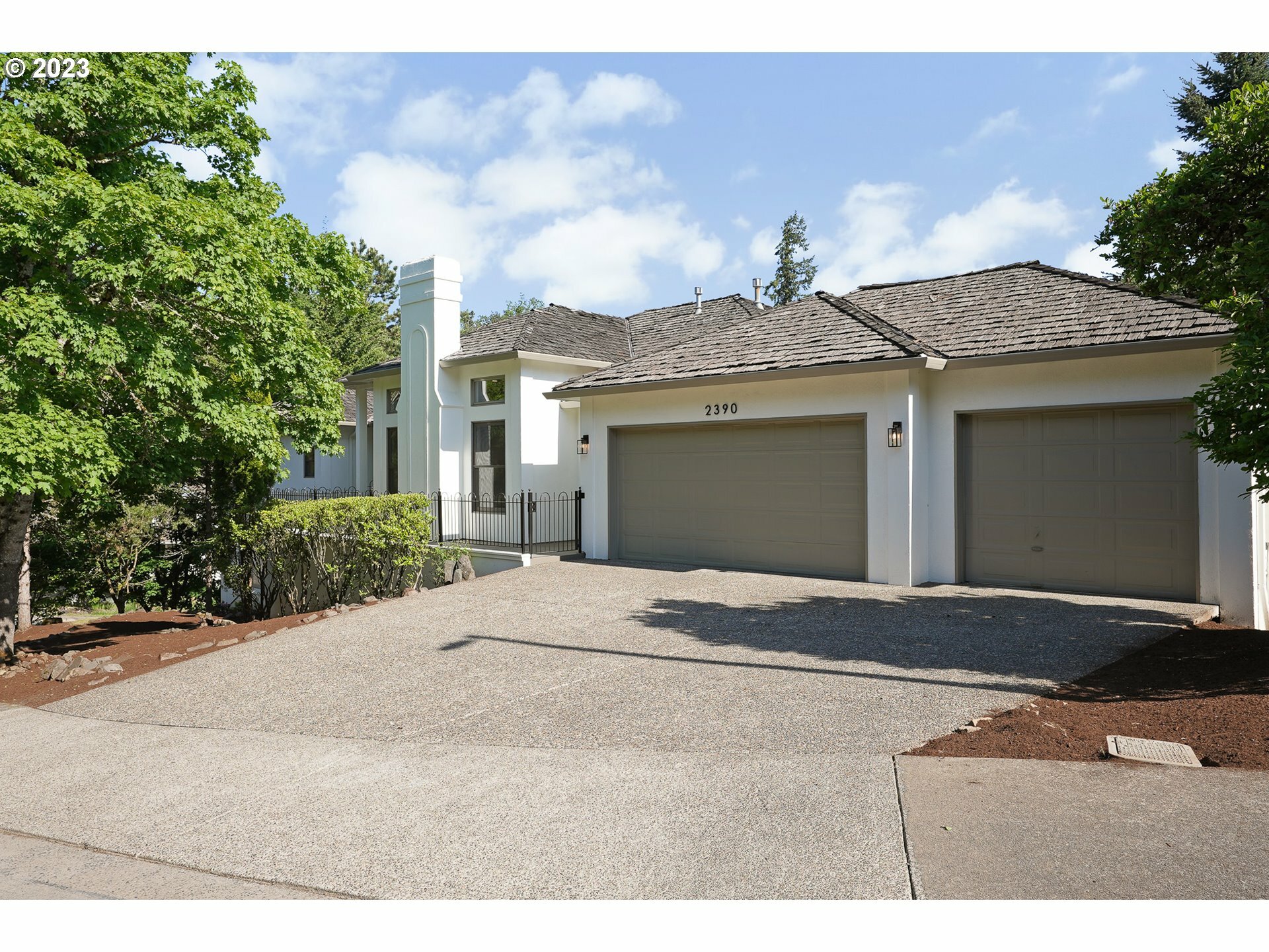 Property Photo:  2390 Falcon Dr  OR 97068 