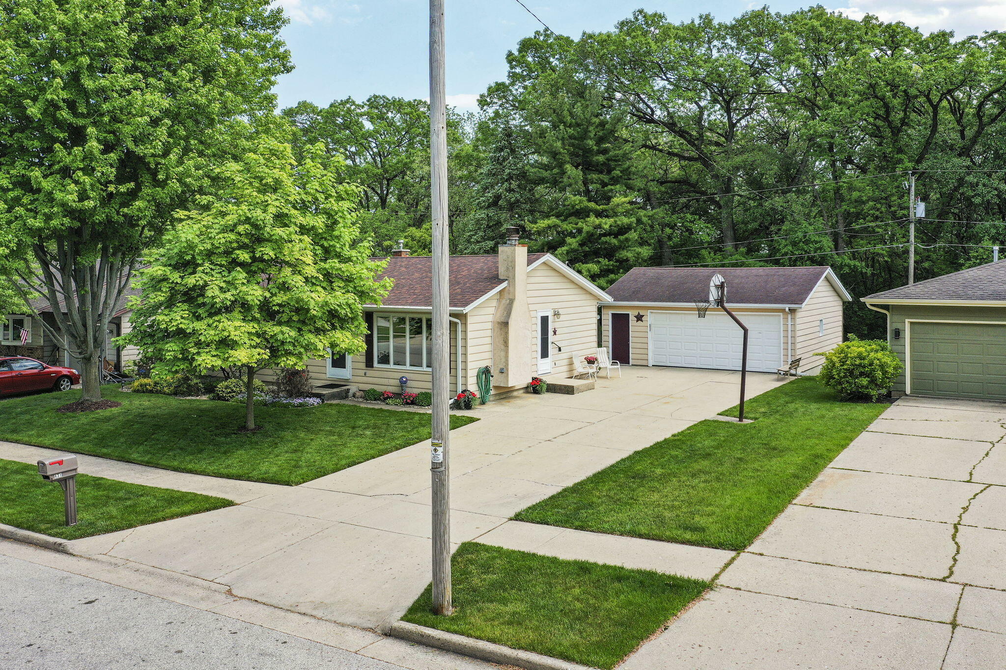 Property Photo:  431 Dale Dr  WI 53105 