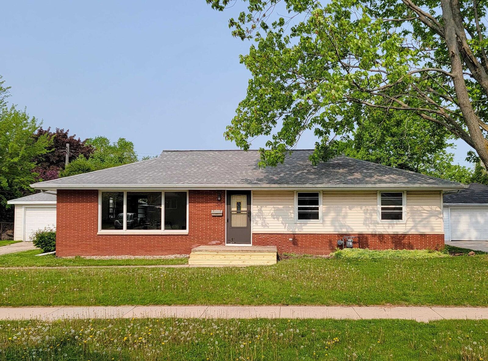 Property Photo:  1515 N Nicholas Street  WI 54914-2524 