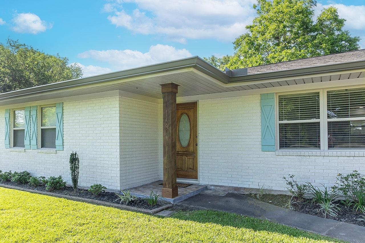Property Photo: 210 E Smith TX 77659