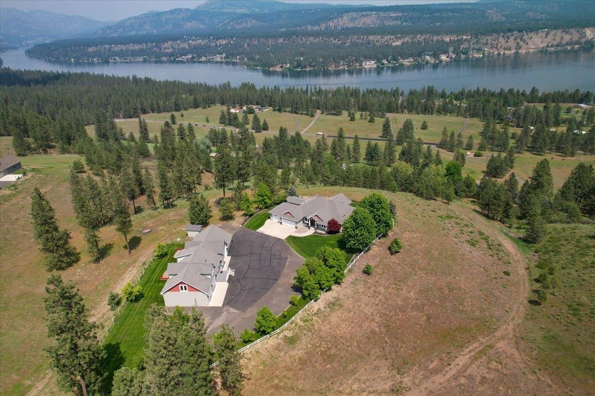 Property Photo: 18528 N Valley Rd WA 99026