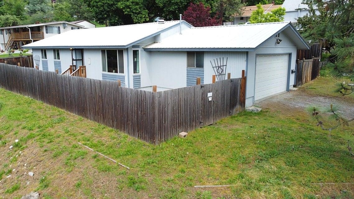 Property Photo:  732 N Maple St  WA 99114-0000 