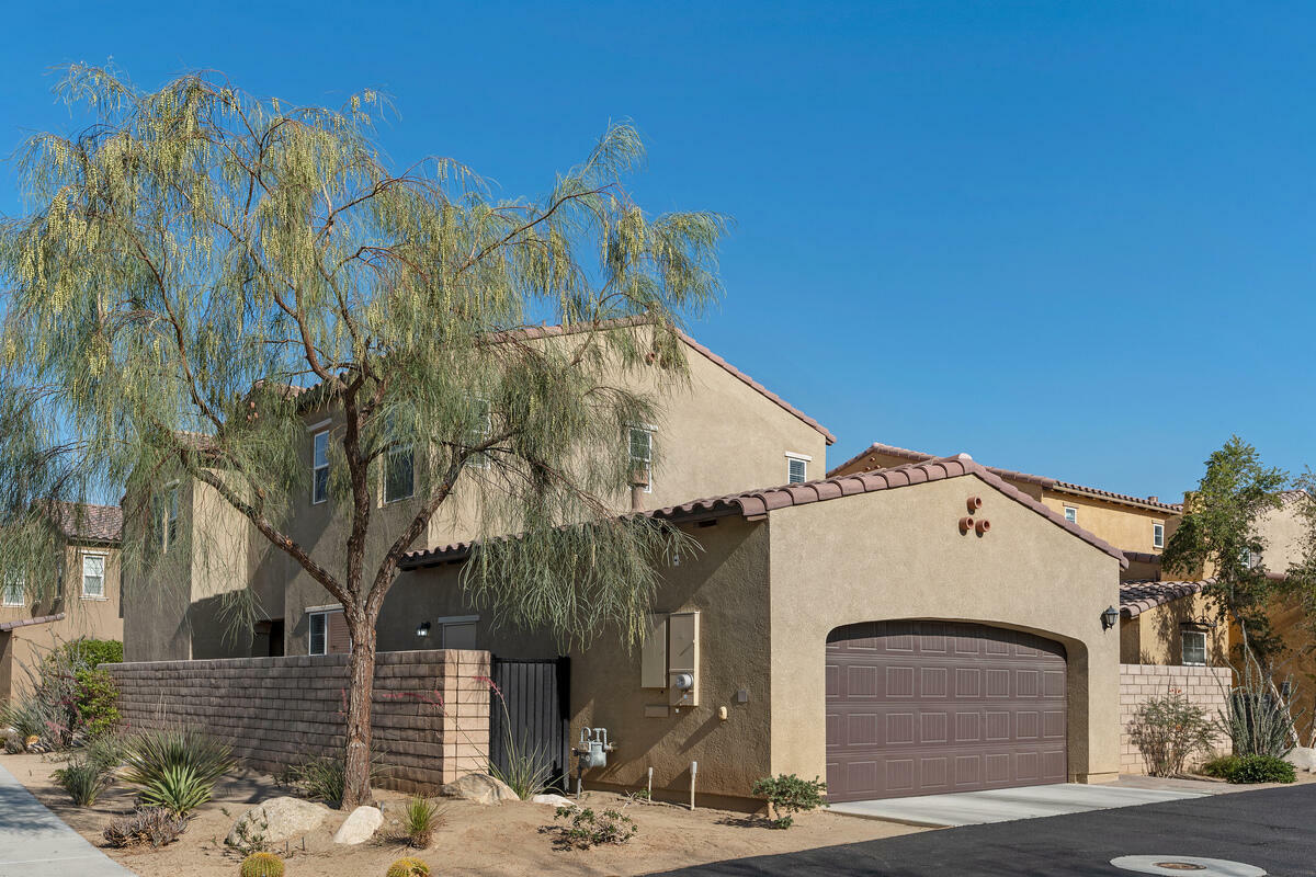 Property Photo: 573 Via De La Paz CA 92211