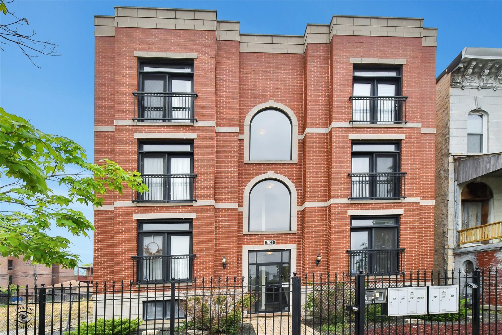 Property Photo: 2022 W Warren Boulevard 1W IL 60612