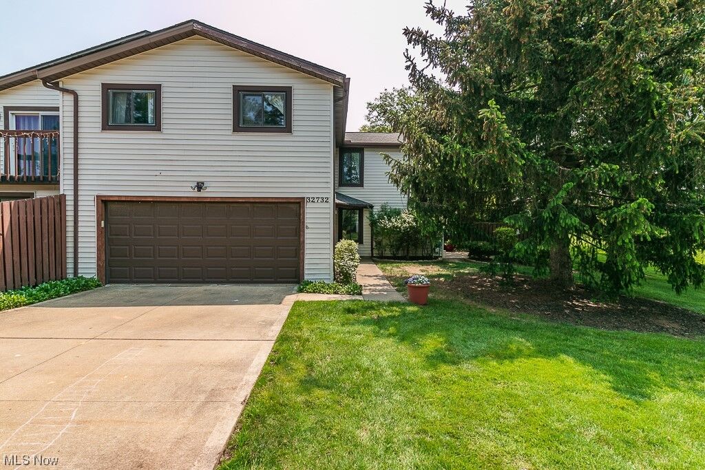 Property Photo:  32732 Washington Court 32  OH 44139 
