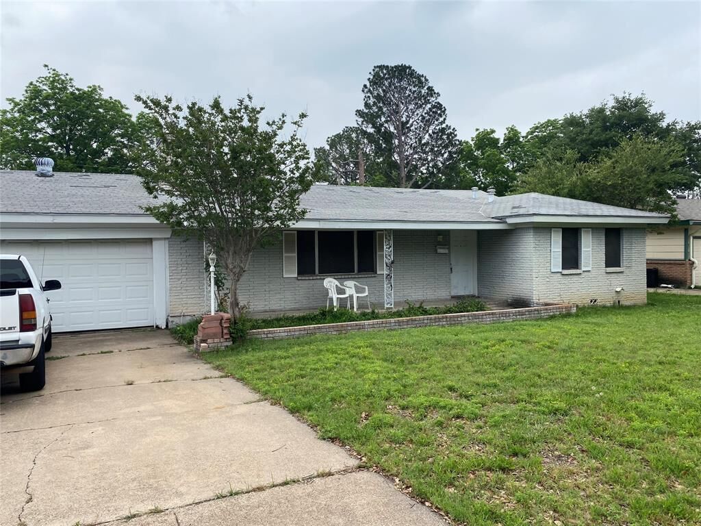 Property Photo: 1136 Simpson Drive TX 76053