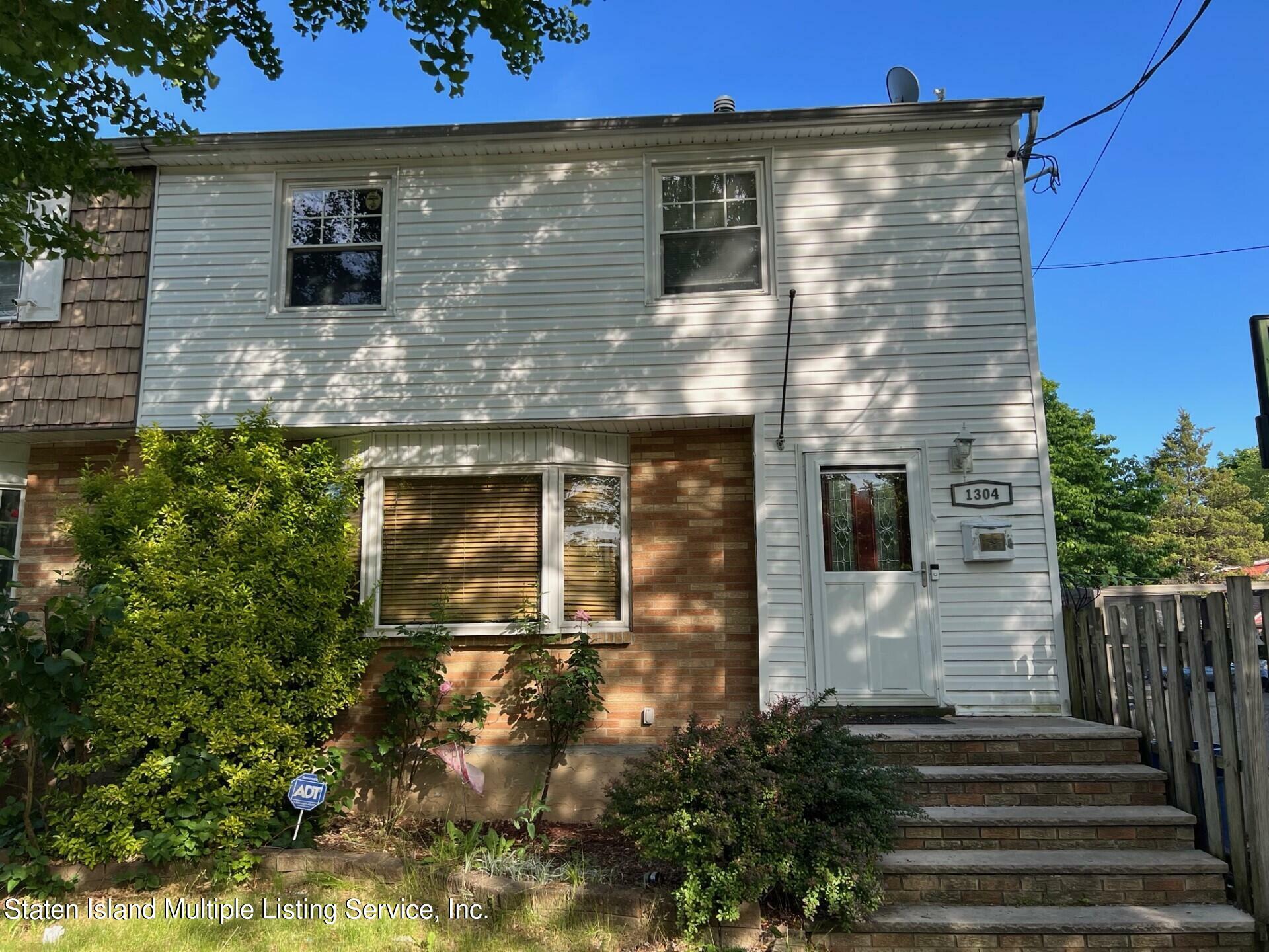 Property Photo:  1304 S Railroad Avenue  NY 10306 