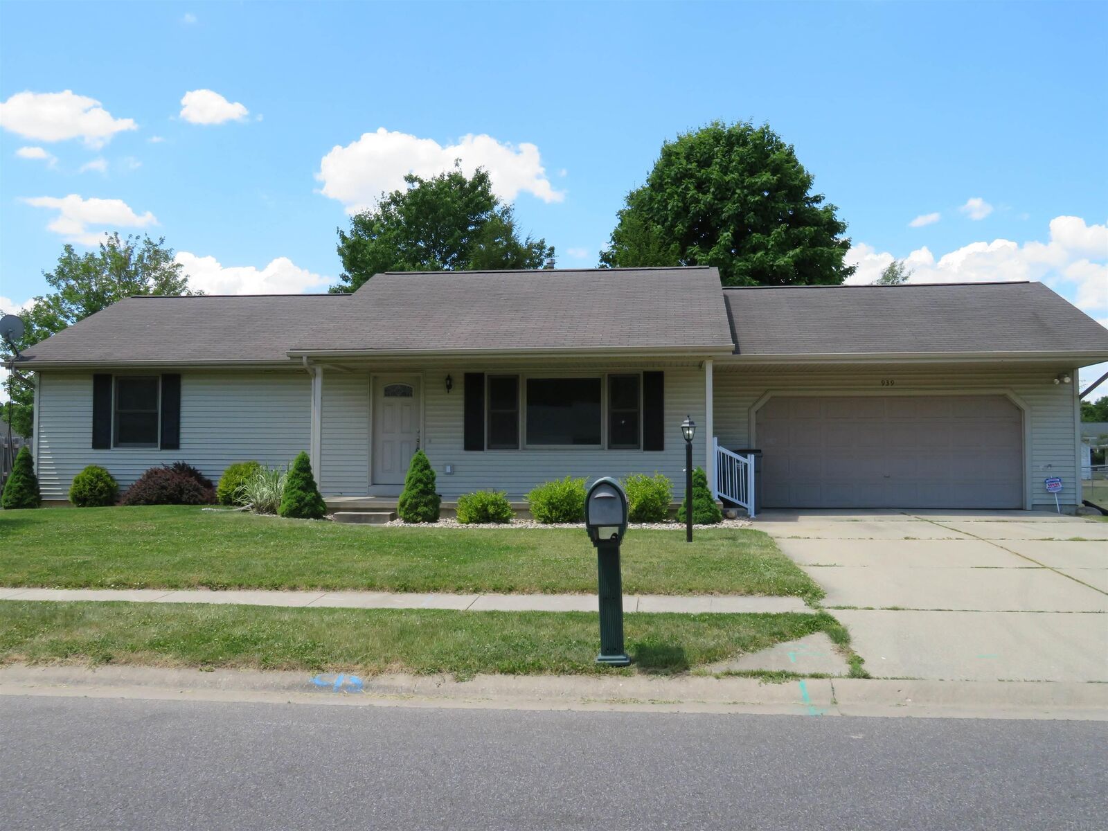 Property Photo:  939 Colonial Manor Drive  IN 46526-1282 