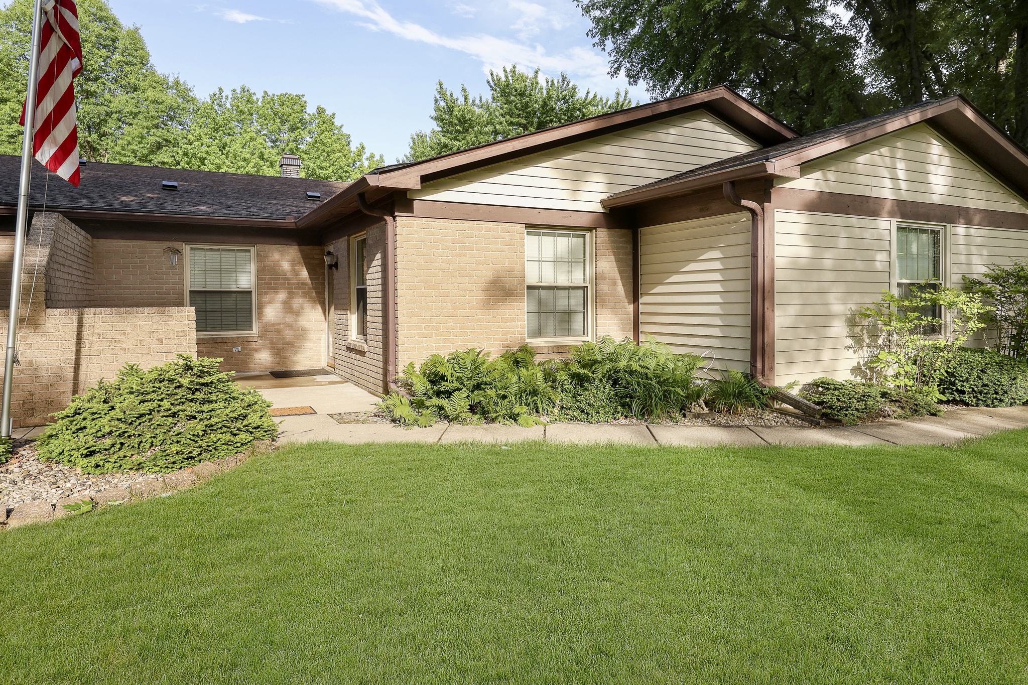 Property Photo:  206 Buckingham Drive  IN 46013 