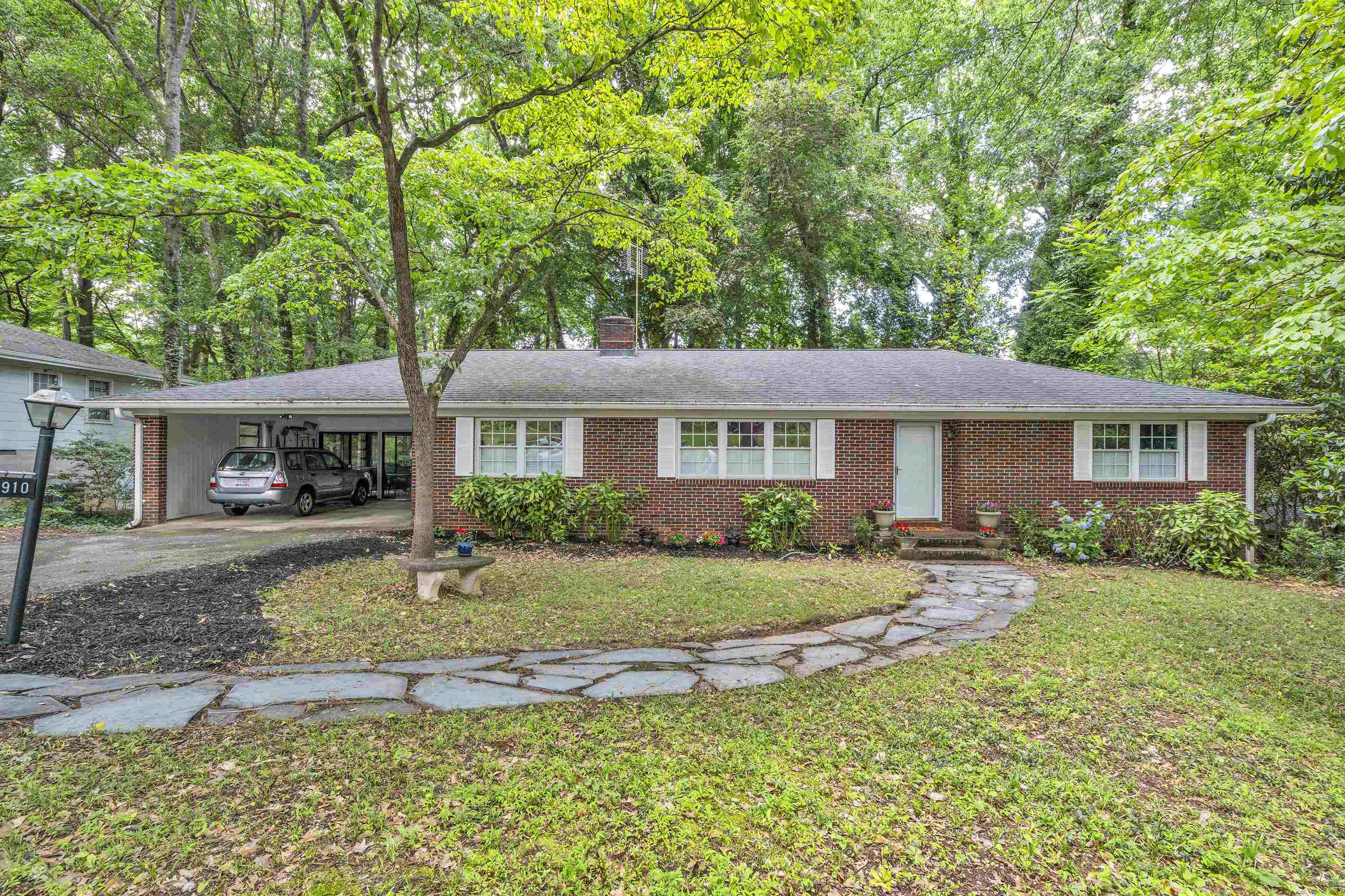 Property Photo:  910 Brentwood Drive  SC 29302 