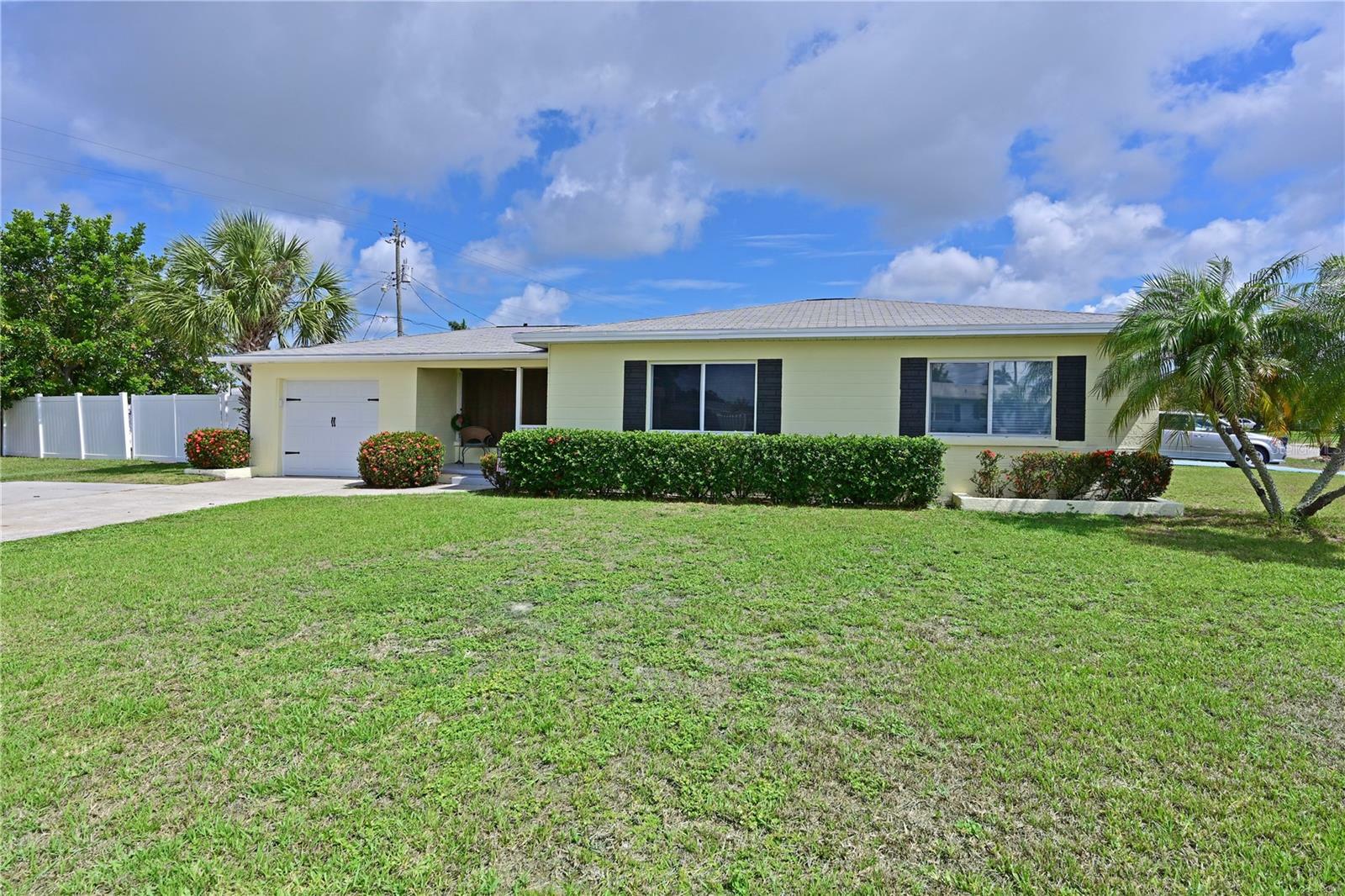 Property Photo:  1102 Orlando Avenue  FL 34207 